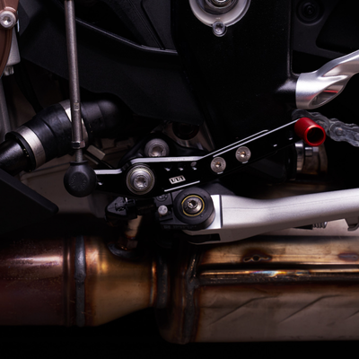 Regulowana wyścigowa dźwignia zmiany biegów Womet-Tech do Yamaha R1 - czarna