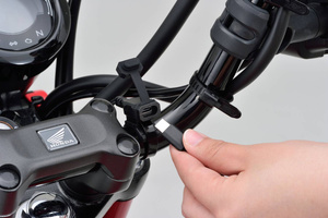 Daytona Źródło zasilania z portem USB typu C na przewodzie do montażu na kierownicy motocykla 80399